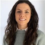 Profesora imparte clases de ingles y de refuerzo para alumnos de Educación Primaria